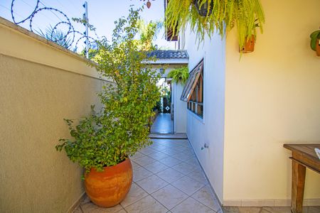 Casa à venda com 450m², 4 quartos e 4 vagas Casa à venda com 450m², 4 quartos e 4 vagasCorredor Lateral