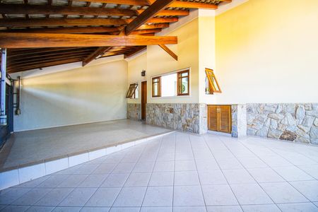 Casa à venda com 450m², 4 quartos e 4 vagas Casa à venda com 450m², 4 quartos e 4 vagasGaragem