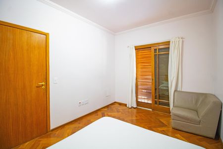 Casa à venda com 450m², 4 quartos e 4 vagas Casa à venda com 450m², 4 quartos e 4 vagasQuarto 1