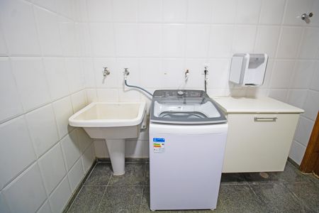Casa à venda com 450m², 4 quartos e 4 vagas Casa à venda com 450m², 4 quartos e 4 vagasÁrea de Serviço