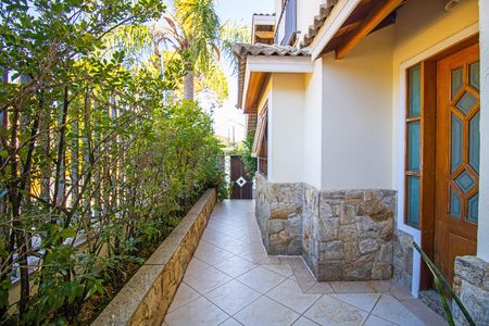 Casa à venda com 450m², 4 quartos e 4 vagas Casa à venda com 450m², 4 quartos e 4 vagasCorredor Lateral