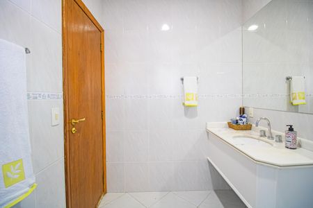 Casa à venda com 450m², 4 quartos e 4 vagas Casa à venda com 450m², 4 quartos e 4 vagasBanheiro Social