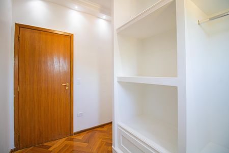 Casa à venda com 450m², 4 quartos e 4 vagas Casa à venda com 450m², 4 quartos e 4 vagasCloset da Suíte 2