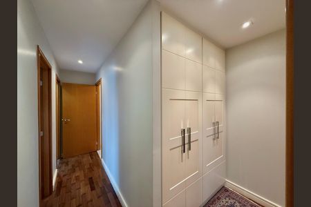 Apartamento à venda com 169m², 3 quartos e 3 vagas Apartamento à venda com 169m², 3 quartos e 3 vagasCorredor Suítes