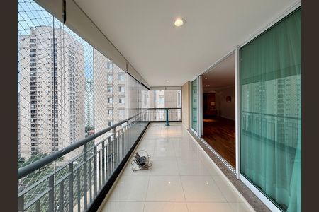 Apartamento à venda com 169m², 3 quartos e 3 vagas Apartamento à venda com 169m², 3 quartos e 3 vagasVaranda