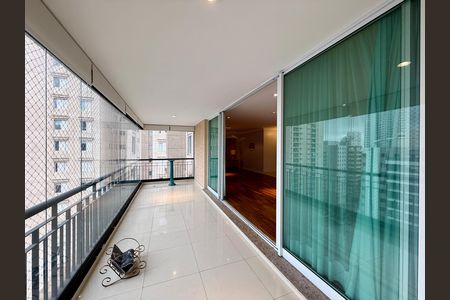 Apartamento à venda com 169m², 3 quartos e 3 vagas Apartamento à venda com 169m², 3 quartos e 3 vagasVaranda