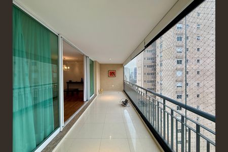 Apartamento à venda com 169m², 3 quartos e 3 vagas Apartamento à venda com 169m², 3 quartos e 3 vagasVaranda