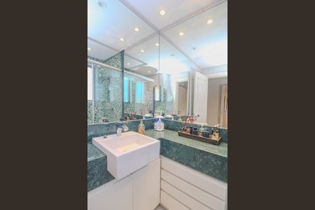 Apartamento à venda com 125m², 2 quartos e 2 vagas Apartamento à venda com 125m², 2 quartos e 2 vagasBanheiro da Suíte