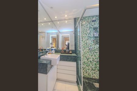 Apartamento à venda com 125m², 2 quartos e 2 vagas Apartamento à venda com 125m², 2 quartos e 2 vagasBanheiro da Suíte