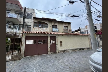 Casa à venda com 341m², 6 quartos e 2 vagasFachada + placa