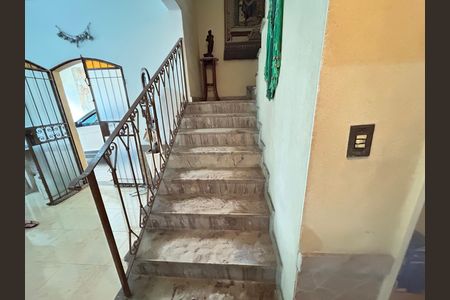 Casa à venda com 341m², 6 quartos e 2 vagasEscada