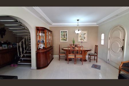 Casa à venda com 291m², 3 quartos e 3 vagasSala