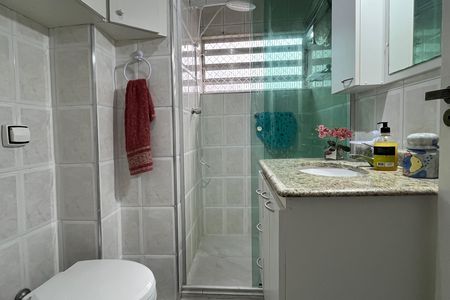 Banheiro de apartamento para alugar com 1 quarto, 50m² em Orquidario, Santos