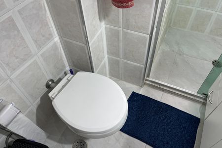 Banheiro de apartamento para alugar com 1 quarto, 50m² em Orquidario, Santos