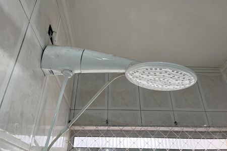 Banheiro de apartamento para alugar com 1 quarto, 50m² em Orquidario, Santos