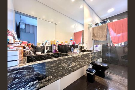 Apartamento à venda com 130m², 3 quartos e 1 vaga Apartamento à venda com 130m², 3 quartos e 1 vagaBanheiro da Suíte 2