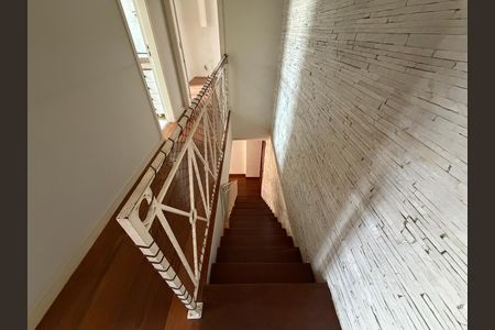 Apartamento à venda com 146m², 3 quartos e 2 vagas Apartamento à venda com 146m², 3 quartos e 2 vagasEscada