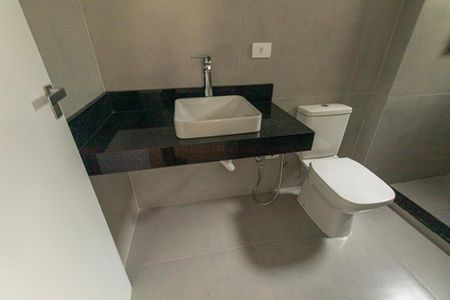 Casa de condomínio à venda com 248m², 3 quartos e 3 vagasBanheiro da Suíte 1