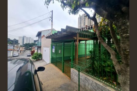 Casa para alugar com 134m², 3 quartos e 3 vagas Casa para alugar com 134m², 3 quartos e 3 vagasFachada do imóvel com placa QuintoAndar