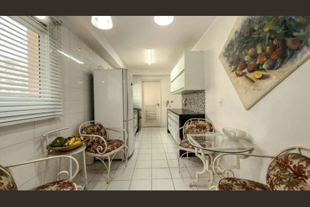 Apartamento à venda com 210m², 3 quartos e 3 vagas Apartamento à venda com 210m², 3 quartos e 3 vagasCozinha
