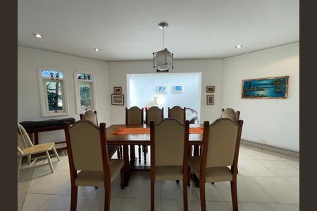 Casa à venda com 650m², 5 quartos e 6 vagas Casa à venda com 650m², 5 quartos e 6 vagasSala