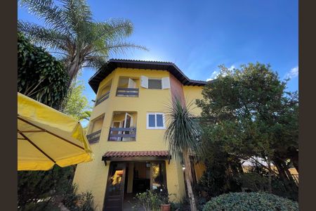 Casa à venda com 650m², 5 quartos e 6 vagas Casa à venda com 650m², 5 quartos e 6 vagasFachada