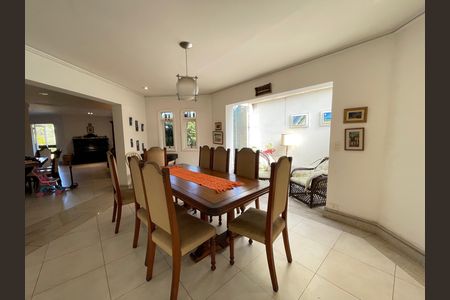 Casa à venda com 650m², 5 quartos e 6 vagas Casa à venda com 650m², 5 quartos e 6 vagasCozinha