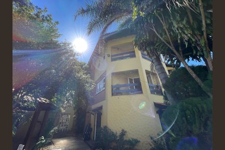 Casa à venda com 650m², 5 quartos e 6 vagas Casa à venda com 650m², 5 quartos e 6 vagasFachada