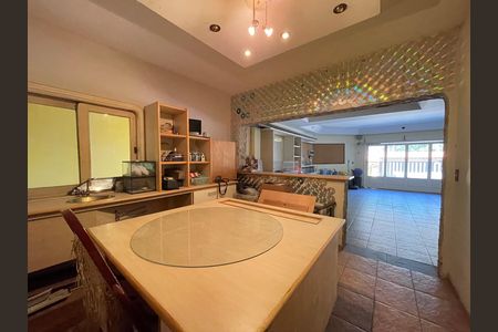 Casa à venda com 650m², 5 quartos e 6 vagas Casa à venda com 650m², 5 quartos e 6 vagasAtelie