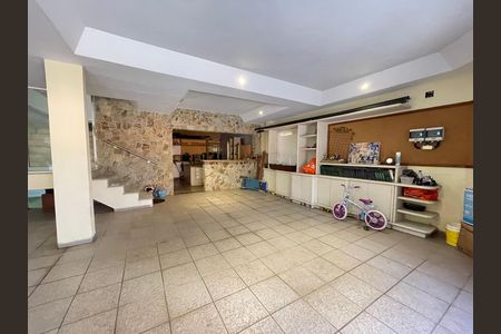 Casa à venda com 650m², 5 quartos e 6 vagas Casa à venda com 650m², 5 quartos e 6 vagasGaragem