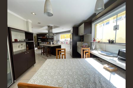 Casa à venda com 650m², 5 quartos e 6 vagas Casa à venda com 650m², 5 quartos e 6 vagasCozinha