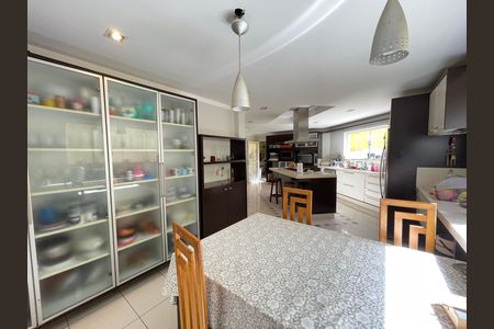 Casa à venda com 650m², 5 quartos e 6 vagas Casa à venda com 650m², 5 quartos e 6 vagasCozinha