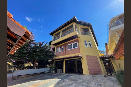 Casa à venda com 650m², 5 quartos e 6 vagas Casa à venda com 650m², 5 quartos e 6 vagasFachada