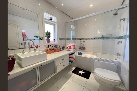 Casa à venda com 650m², 5 quartos e 6 vagas Casa à venda com 650m², 5 quartos e 6 vagasBanheiro 5