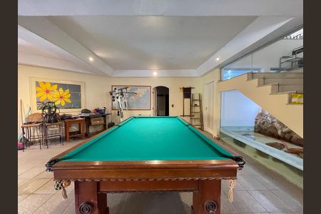Casa à venda com 650m², 5 quartos e 6 vagas Casa à venda com 650m², 5 quartos e 6 vagasGaragem