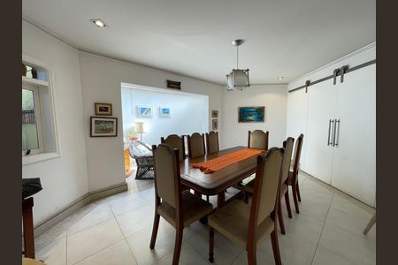 Casa à venda com 650m², 5 quartos e 6 vagas Casa à venda com 650m², 5 quartos e 6 vagasSala