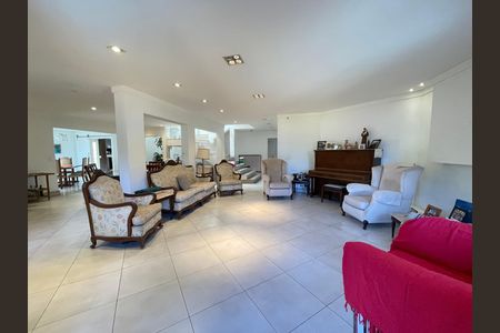 Casa à venda com 650m², 5 quartos e 6 vagas Casa à venda com 650m², 5 quartos e 6 vagasSala