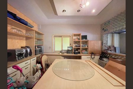 Casa à venda com 650m², 5 quartos e 6 vagas Casa à venda com 650m², 5 quartos e 6 vagasAtelie