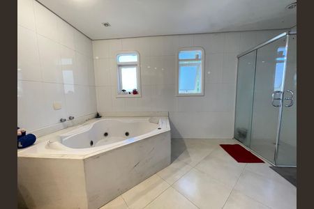 Casa à venda com 650m², 5 quartos e 6 vagas Casa à venda com 650m², 5 quartos e 6 vagasBanheiro 2