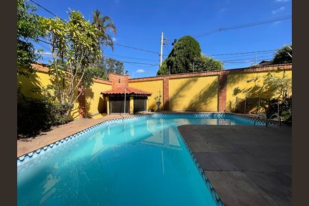 Casa à venda com 650m², 5 quartos e 6 vagas Casa à venda com 650m², 5 quartos e 6 vagasPiscina