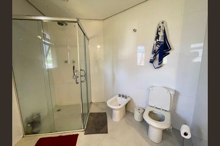 Casa à venda com 650m², 5 quartos e 6 vagas Casa à venda com 650m², 5 quartos e 6 vagasBanheiro 2