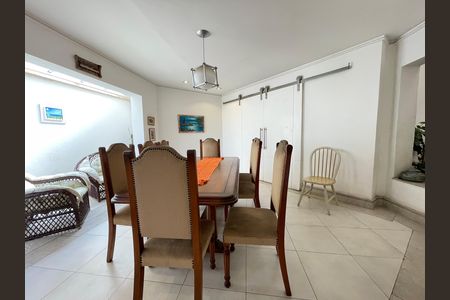 Casa à venda com 650m², 5 quartos e 6 vagas Casa à venda com 650m², 5 quartos e 6 vagasSala