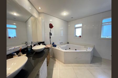 Casa à venda com 650m², 5 quartos e 6 vagas Casa à venda com 650m², 5 quartos e 6 vagasBanheiro 2