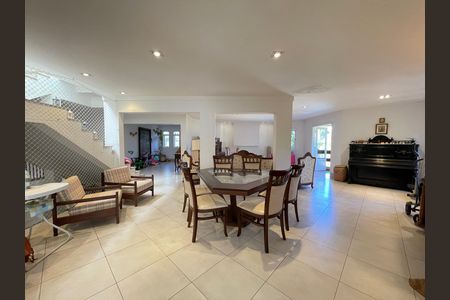Casa à venda com 650m², 5 quartos e 6 vagas Casa à venda com 650m², 5 quartos e 6 vagasSala