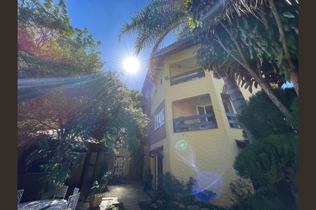 Casa à venda com 650m², 5 quartos e 6 vagas Casa à venda com 650m², 5 quartos e 6 vagasFachada