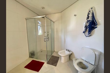 Casa à venda com 650m², 5 quartos e 6 vagas Casa à venda com 650m², 5 quartos e 6 vagasBanheiro 2
