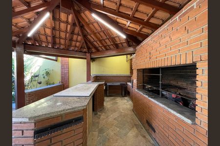 Casa à venda com 650m², 5 quartos e 6 vagas Casa à venda com 650m², 5 quartos e 6 vagasChurrasqueira