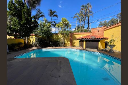 Casa à venda com 650m², 5 quartos e 6 vagas Casa à venda com 650m², 5 quartos e 6 vagasPiscina