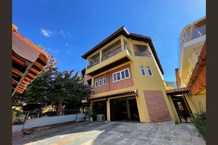Casa à venda com 650m², 5 quartos e 6 vagas Casa à venda com 650m², 5 quartos e 6 vagasFachada