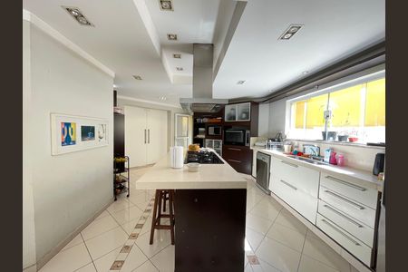 Casa à venda com 650m², 5 quartos e 6 vagas Casa à venda com 650m², 5 quartos e 6 vagasCozinha
